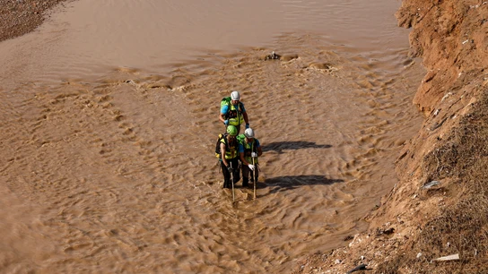 Agentes de la Guardia Civil buscan víctimas en una zona afectada por la DANA, en el barranco del Poyo, en Chiva. Agentes de la Guardia Civil buscan víctimas en una zona afectada por la DANA, en el barranco del Poyo, en Chiva.