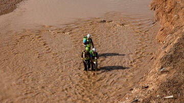 Agentes de la Guardia Civil buscan víctimas en una zona afectada por la DANA, en el barranco del Poyo, en Chiva.