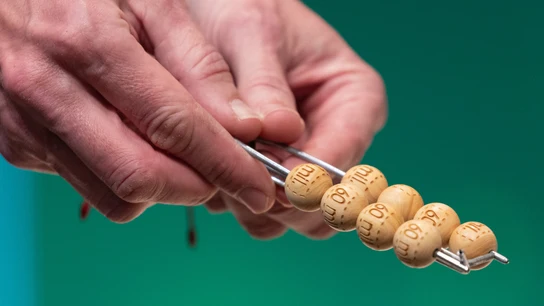 Un hombre enseña las bolas con la cantidad de dinero de uno de los premios al inicio del Sorteo Extraordinario de la Lotería de Navidad 2023 en el Teatro Real de Madrid, a 22 de diciembre de 2023, en Madrid (España). Un hombre enseña las bolas con la cantidad de dinero de uno de los premios al inicio del Sorteo Extraordinario de la Lotería de Navidad 2023 en el Teatro Real de Madrid, a 22 de diciembre de 2023, en Madrid (España).