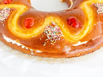 Corona de la Almudena, postre típico del Día de la Almudena en Madrid Corona de la Almudena, postre típico del Día de la Almudena en Madrid