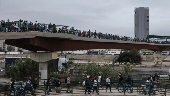 Decenas de personas en el puente que une València con La Torre, donde centenares de personas llegan de Valencia de abastecerse de agua y alimentos mientras otras salen de ayudar, a 31 de octubre de 2024, en Valencia, Comunidad Valenciana (España). Decenas de personas en el puente que une València con La Torre, donde centenares de personas llegan de Valencia de abastecerse de agua y alimentos mientras otras salen de ayudar, a 31 de octubre de 2024, en Valencia, Comunidad Valenciana (España).