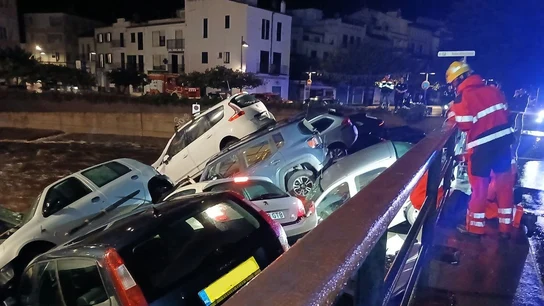 Una treintena de coches quedan hacinados en Cadaqués. Una treintena de coches quedan hacinados en Cadaqués.