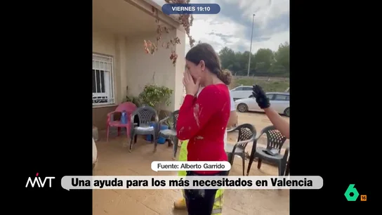 Las lágrimas de emoción de varios vecinos de Valencia al recibir de regalo una lavadora Las lágrimas de emoción de varios vecinos de Valencia al recibir de regalo una lavadora