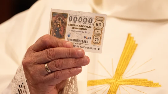 Un hombre disfrazado de sacerdote sujeta un décimo durante el Sorteo Extraordinario de la Lotería de Navidad 2023 en el Teatro Real de Madrid, a 22 de diciembre de 2023, en Madrid (España).  Un hombre disfrazado de sacerdote sujeta un décimo durante el Sorteo Extraordinario de la Lotería de Navidad 2023 en el Teatro Real de Madrid, a 22 de diciembre de 2023, en Madrid (España).
