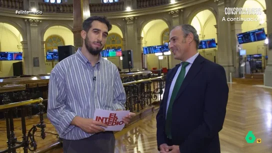 Isma Juárez intenta obtener información privilegiada en la Bolsa de Madrid: "Levántame las cejas cuando sea que sí" El reportero descubre algunas curiosidades del parqué, la sala principal de la Bolsa de Madrid. Enrique Castellanos, director del Instituto de Bolsas y Mercados Españoles, le explica un dato muy llamativo del reloj de la sala.