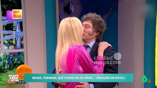 La novia de Javier Milei le entrevista en la televisión argentina: "Me estoy poniendo muy violenta" El presidente argentino ha mostrado su lado más íntimo en un magazine de la televisión argentina conducido por Yuyito González, su pareja. Milei se ha arrancado a cantar e, incluso, no ha dudado en besarla en directo.
