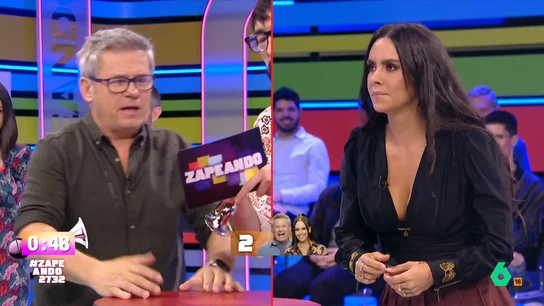 Cristina Pedroche se 'pica' jugando a 'Chitón': "Y sin hacerme pis ni nada... ¡Toma!" Los zapeadores se enfrentan a un concurso en el que deben demostrar su habilidad para la mímica. En parejas, deberán adivinar qué está representando su compañero utilizando, sobre todo, sus gestos. Además, en algunos momentos, también pueden hablar. ¿Qué pareja ganará?