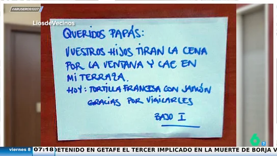 El surrealista cartel de un vecino para advertir a una familia de las 'gamberradas' de sus hijos El surrealista cartel de un vecino para advertir a una familia de las 'gamberradas' de sus hijos