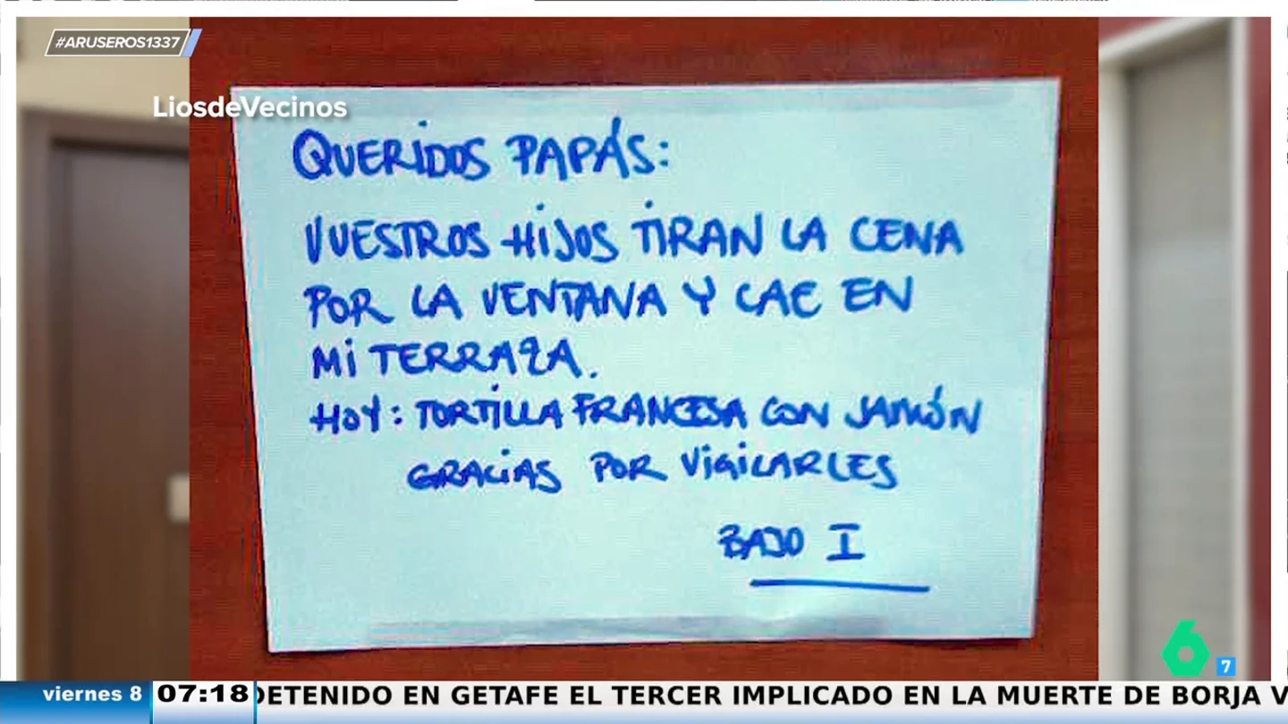 El surrealista cartel de un vecino para advertir a una familia de las 'gamberradas' de sus hijos El surrealista cartel de un vecino para advertir a una familia de las 'gamberradas' de sus hijos