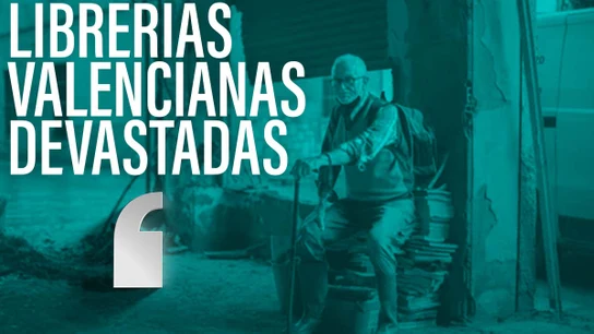 Donis, de la librería La Moixeranga de Paiporta, sentado sobre algunos ejemplares en su local arrasado por las riadas. Donis, de la librería La Moixeranga de Paiporta, sentado sobre algunos ejemplares en su local arrasado por las riadas.