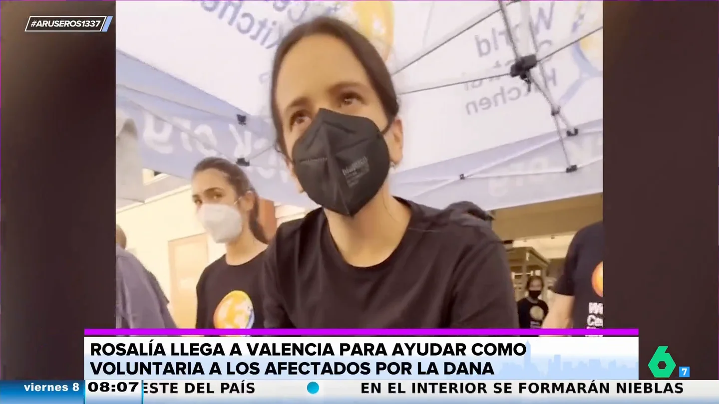 Rosalía se une al chef José Andrés repartiendo comida en Valencia: así ayuda con Ana Matamoros y Paz Padilla Rosalía se une al chef José Andrés repartiendo comida en Valencia: así ayuda con Ana Matamoros y Paz Padilla