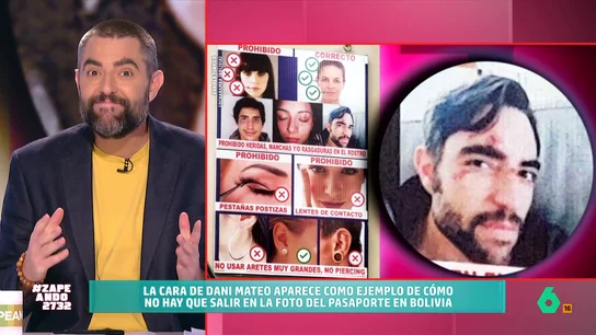 Dani Mateo descubre su foto en una oficina para sacarse el pasaporte de Bolivia: "Me he quedado sin palabras" En la imagen se puede ver al presentador de Zapeando con la cara llena de magulladuras, algo que ha servido a esa oficina para ejemplificar cómo no debes salir en tu foto de pasaporte.