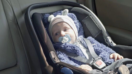 Beb&eacute; en el coche