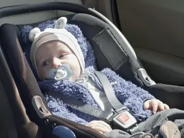 Bebé en el coche Bebé en el coche