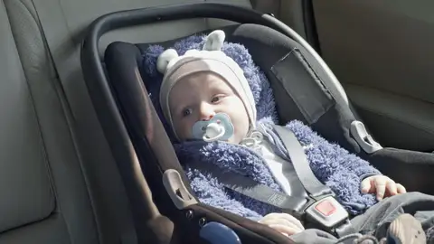 Bebé en el coche Bebé en el coche