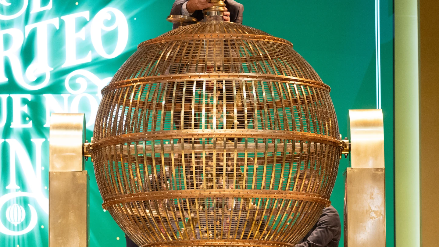 Un hombre prepara el bombo para el Sorteo Extraordinario de la Lotería de Navidad 2023 en el Teatro Real de Madrid, a 22 de diciembre de 2023, en Madrid (España). Un hombre prepara el bombo para el Sorteo Extraordinario de la Lotería de Navidad 2023 en el Teatro Real de Madrid, a 22 de diciembre de 2023, en Madrid (España).