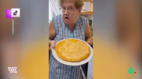 Una abuela se hace viral al venirse arriba cocinando para sus nietos: "Ahí hay más pollo que en 'Chicken Run'" La señora decidió que un solo plato no era suficiente y que sus nietos no podían pasar hambre. Por ello, decidió preparar un menú compuesto por pollo asado, empanada, patatas fritas, ensalada o varios tipos de tarta.