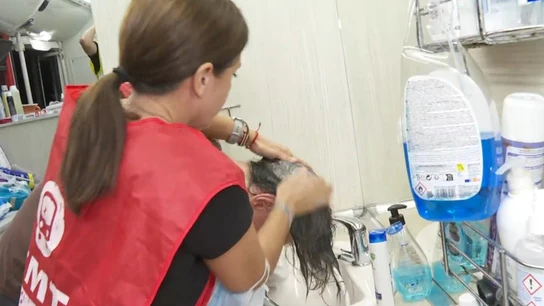 Una persona, lavándose el pelo en el 'higienebús' Una persona, lavándose el pelo en el 'higienebús'