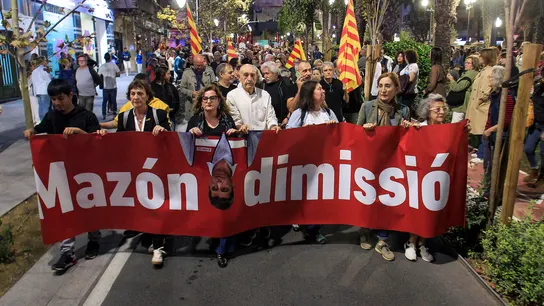 Pancarta pidiendo la dimisión de Mazón tras la gestión de la DANA Pancarta pidiendo la dimisión de Mazón tras la gestión de la DANA