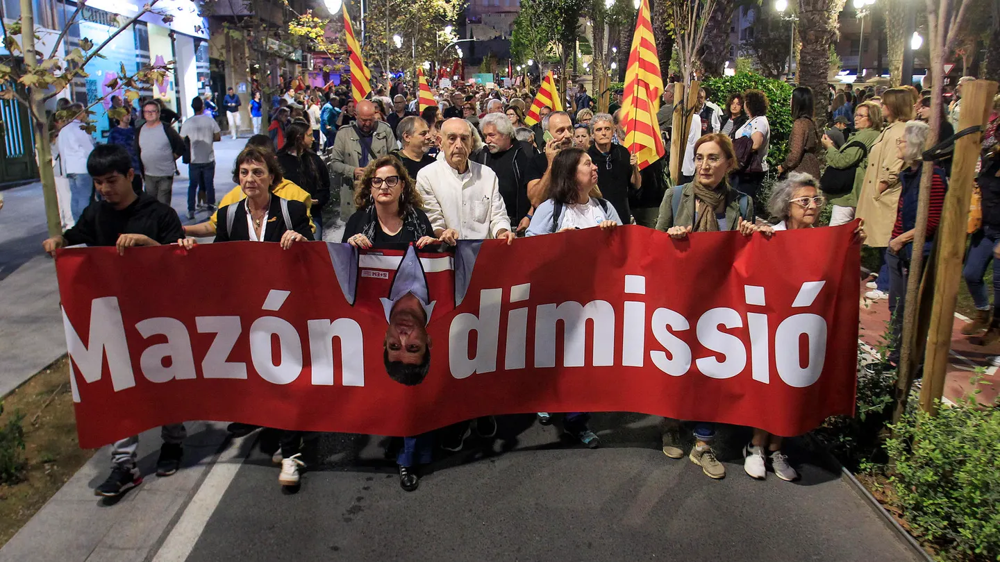 Pancarta pidiendo la dimisión de Mazón tras la gestión de la DANA Pancarta pidiendo la dimisión de Mazón tras la gestión de la DANA