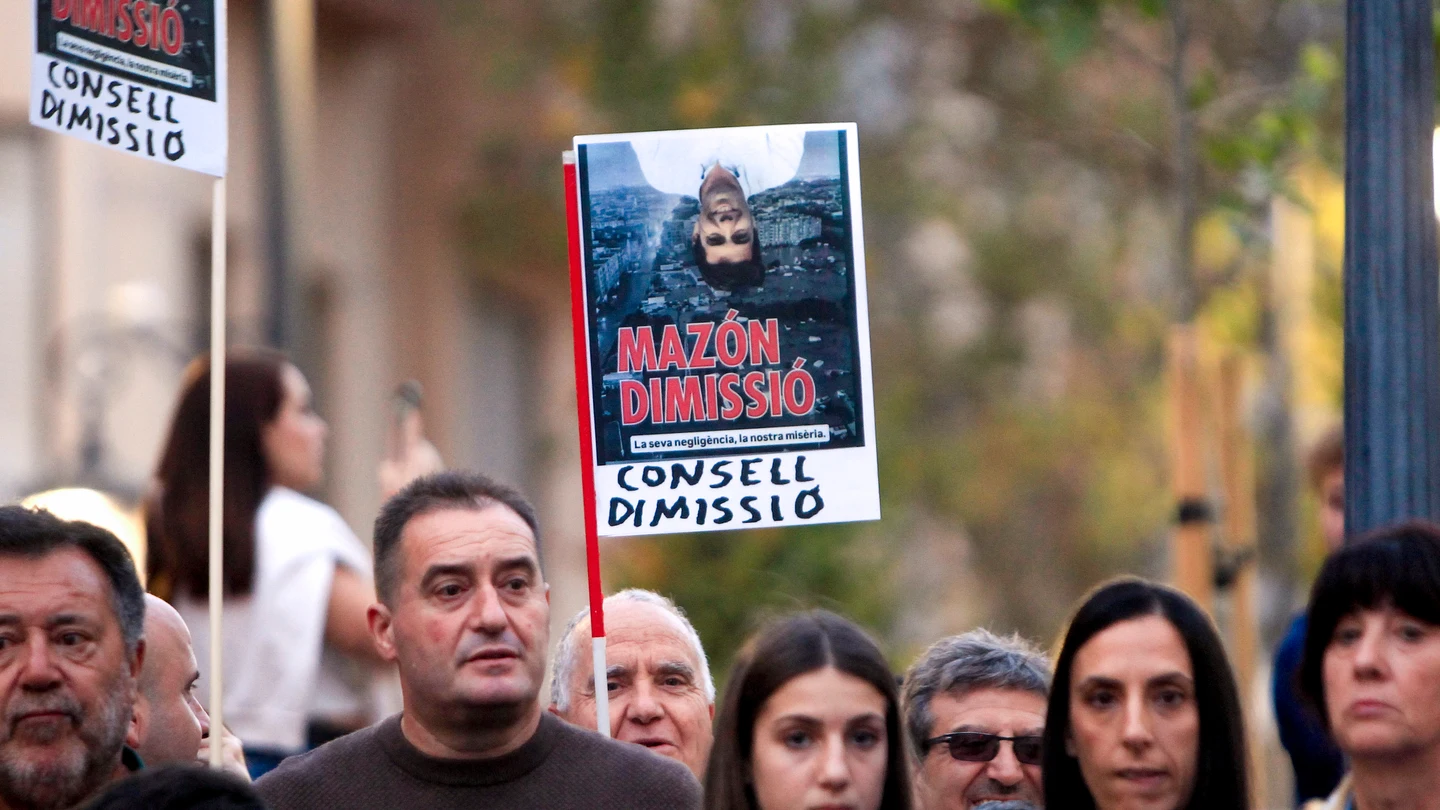 Varios miles de alicantinos han gritado este sábado en Alicante 'Mazón dimisión' Varios miles de alicantinos han gritado este sábado en Alicante 'Mazón dimisión'