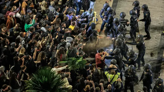Cargas policiales a un pequeño grupo de radicales tras la pacífica manifestación de Valencia Cargas policiales a un pequeño grupo de radicales tras la pacífica manifestación de Valencia