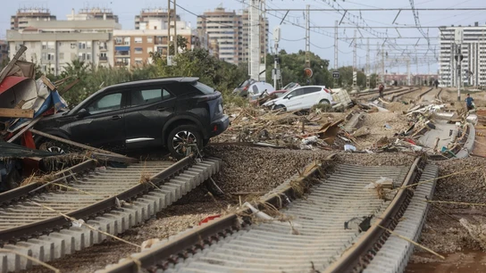 Decenas de coches amontonados en las vías del tren, a 31 de octubre de 2024, en Sedaví, Valencia Decenas de coches amontonados en las vías del tren, a 31 de octubre de 2024, en Sedaví, Valencia