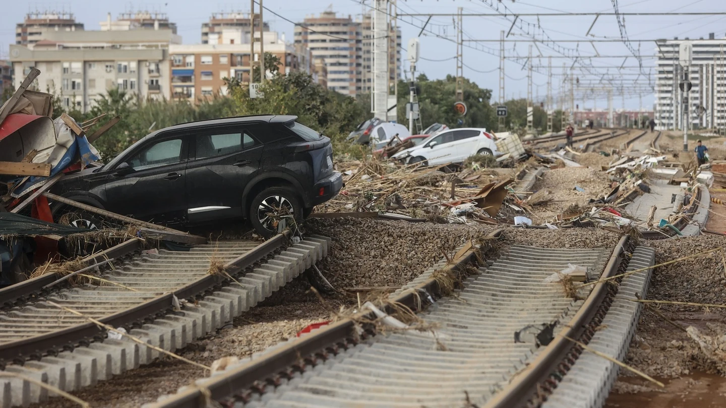 Decenas de coches amontonados en las vías del tren, a 31 de octubre de 2024, en Sedaví, Valencia Decenas de coches amontonados en las vías del tren, a 31 de octubre de 2024, en Sedaví, Valencia