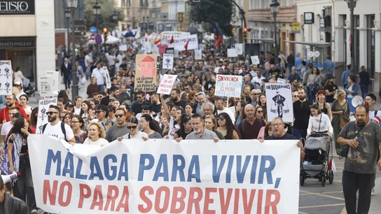 Cientos de personas se concentran por el derecho a una vivienda digna en Málaga. Cientos de personas se concentran por el derecho a una vivienda digna en Málaga.
