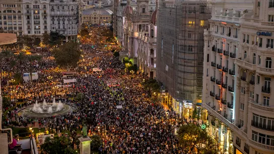 Miles de personas en la Plaza del Ayuntamiento de Valencia para protestar por la gestión de la DANA Miles de personas en la Plaza del Ayuntamiento de Valencia para protestar por la gestión de la DANA