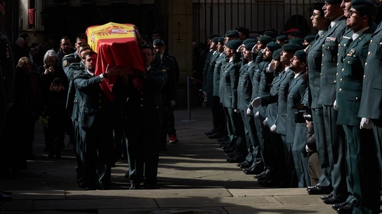 Varios guardias civiles llevan el féretro a la Catedral de Pamplona durante el funeral de uno de los guardias civiles fallecidos en Barbate Varios guardias civiles llevan el féretro a la Catedral de Pamplona durante el funeral de uno de los guardias civiles fallecidos en Barbate