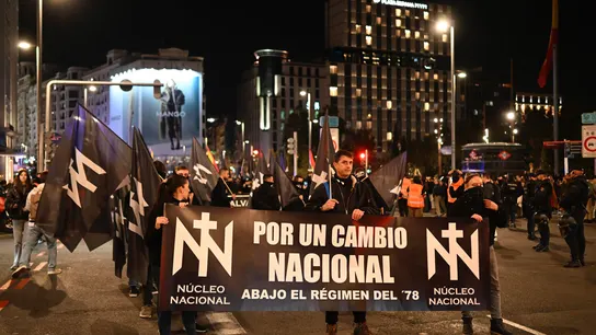 Centenares de personas han marchado este sábado en Madrid desde la plaza de España hacia la sede federal del PSOE, en la calle Ferraz Centenares de personas han marchado este sábado en Madrid desde la plaza de España hacia la sede federal del PSOE, en la calle Ferraz