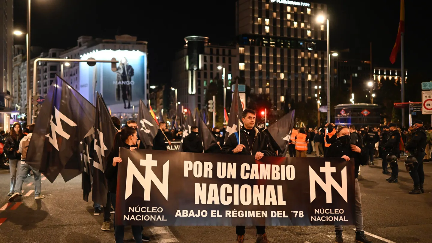 Centenares de personas han marchado este sábado en Madrid desde la plaza de España hacia la sede federal del PSOE, en la calle Ferraz Centenares de personas han marchado este sábado en Madrid desde la plaza de España hacia la sede federal del PSOE, en la calle Ferraz