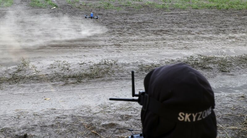 Un militar maneja un dron en Ucrania