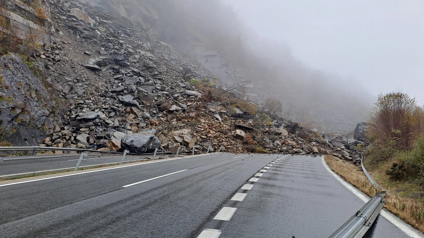 Un desprendimiento de tierra obliga a cortar la AP-66 entre Asturias y León Un desprendimiento de tierra obliga a cortar la AP-66 entre Asturias y León