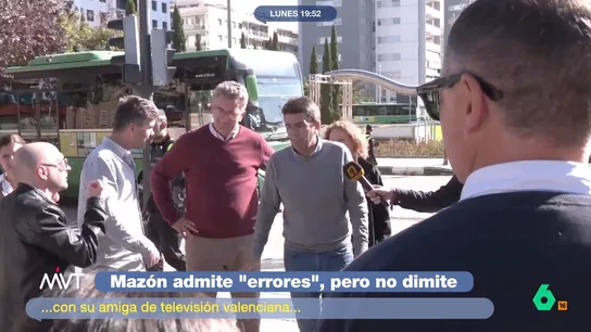 Un vecino de Torrent explota contra Mazón por su gestión de la DANA: "Eres un incompetente y no tienes vergüenza" En la visita de Carlos Mazón a Torrent se vivieron algunos momentos de tensión, como este careo entre un vecino y el presidente de la Generalitat Valenciana: "La gente muriendo y tú zampándote una comida", le recrimina en este vídeo.