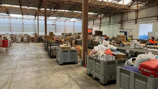 Interior de la nave puesta a disposición por parte de Mercadona a la Conselleria de Servicios Sociales para la canalización de donaciones Interior de la nave puesta a disposición por parte de Mercadona a la Conselleria de Servicios Sociales para la canalización de donaciones