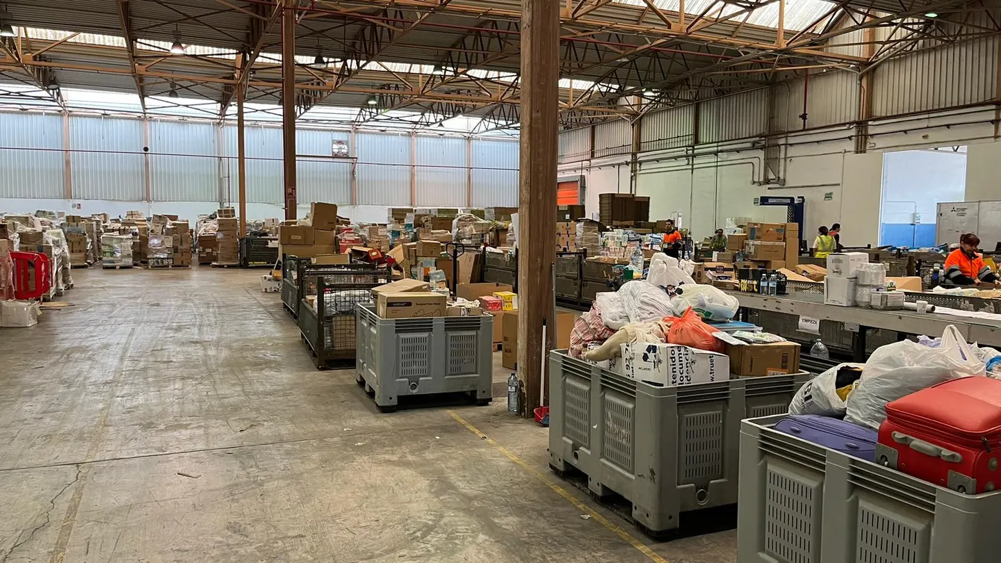 Interior de la nave puesta a disposición por parte de Mercadona a la Conselleria de Servicios Sociales para la canalización de donaciones Interior de la nave puesta a disposición por parte de Mercadona a la Conselleria de Servicios Sociales para la canalización de donaciones