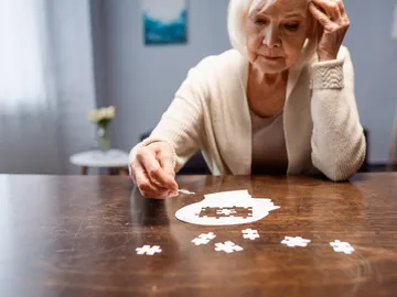 Mujer haciendo un puzzle Mujer haciendo un puzzle