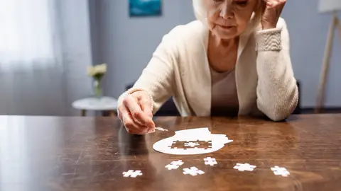 Mujer haciendo un puzzle Mujer haciendo un puzzle