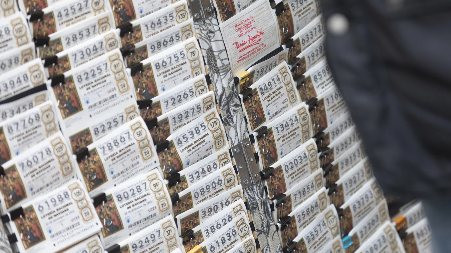 Varios décimos de la administración de lotería Doña Manolita de cara al Sorteo Extraordinario de la Lotería de Navidad, en la Administración de Loterías Doña Manolita, a 14 de diciembre de 2023, en Madrid (España). Varios décimos de la administración de lotería Doña Manolita de cara al Sorteo Extraordinario de la Lotería de Navidad, en la Administración de Loterías Doña Manolita, a 14 de diciembre de 2023, en Madrid (España).