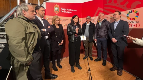 Los representantes de las asociaciones, Burgos Acoge, Accem y Atalaya atienden a los medios tras la reunión con la alcaldesa, el vicealcalde y la concejala de Servicios Sociales. Los representantes de las asociaciones, Burgos Acoge, Accem y Atalaya atienden a los medios tras la reunión con la alcaldesa, el vicealcalde y la concejala de Servicios Sociales.