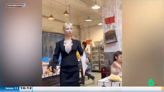 ¿Humana o robot de hostelería? Las redes estallan al ver servir a estas camareras con movimientos robóticos ¿Humana o robot de hostelería? Las redes estallan al ver servir a estas camareras con movimientos robóticos