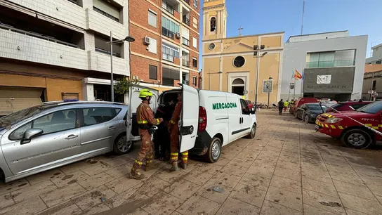 Equipo de Bomberos haciendo uso de un vehículo de Mercadona Equipo de Bomberos haciendo uso de un vehículo de Mercadona
