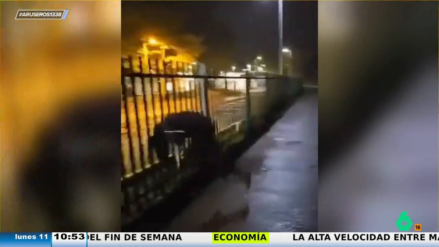 Este ridículo susto digno de una escena de Scary Movie ha desatado la risa en el plató de Aruser@s Este ridículo susto digno de una escena de Scary Movie ha desatado la risa en el plató de Aruser@s