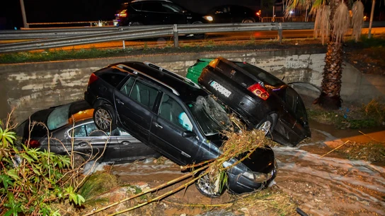 Varios vehículos arrastrados por la riada durante las lluvias de este lunes en el municipio de Vícar (Almería). Varios vehículos arrastrados por la riada durante las lluvias de este lunes en el municipio de Vícar (Almería).