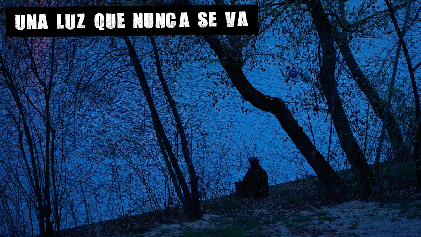 Hombre sentado junto a un río. Hombre sentado junto a un río.