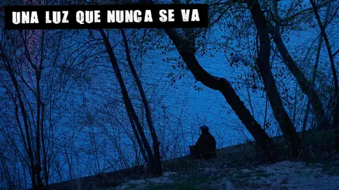 Hombre sentado junto a un río. Hombre sentado junto a un río.