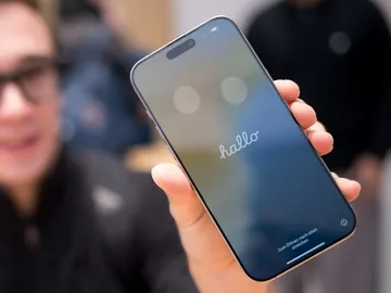 Mujer sostiene un iPhone en la mano Mujer sostiene un iPhone en la mano