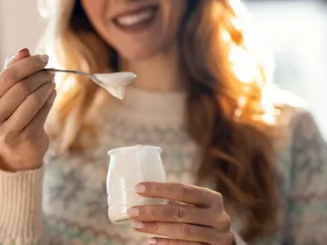 Mujer tomando un yogur Mujer tomando un yogur